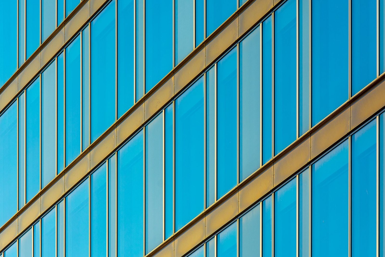Illustrationsfoto: commercial building facade architecture, redaktionelt hero-billede for ambyinvestapss.com